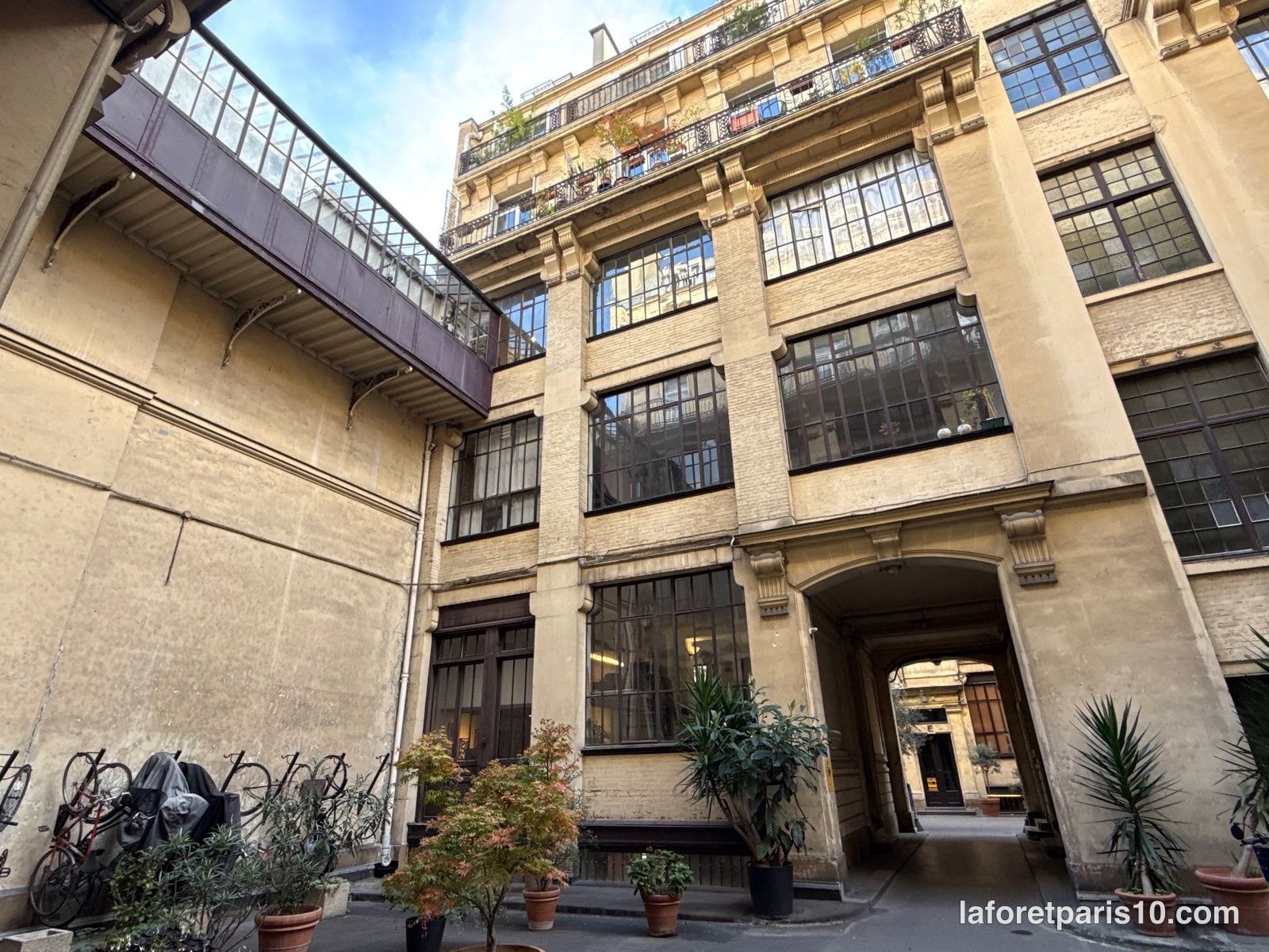 Cour du 4 rue Martel, Paris 10e, bordée de façades d'atelier à grandes verrières