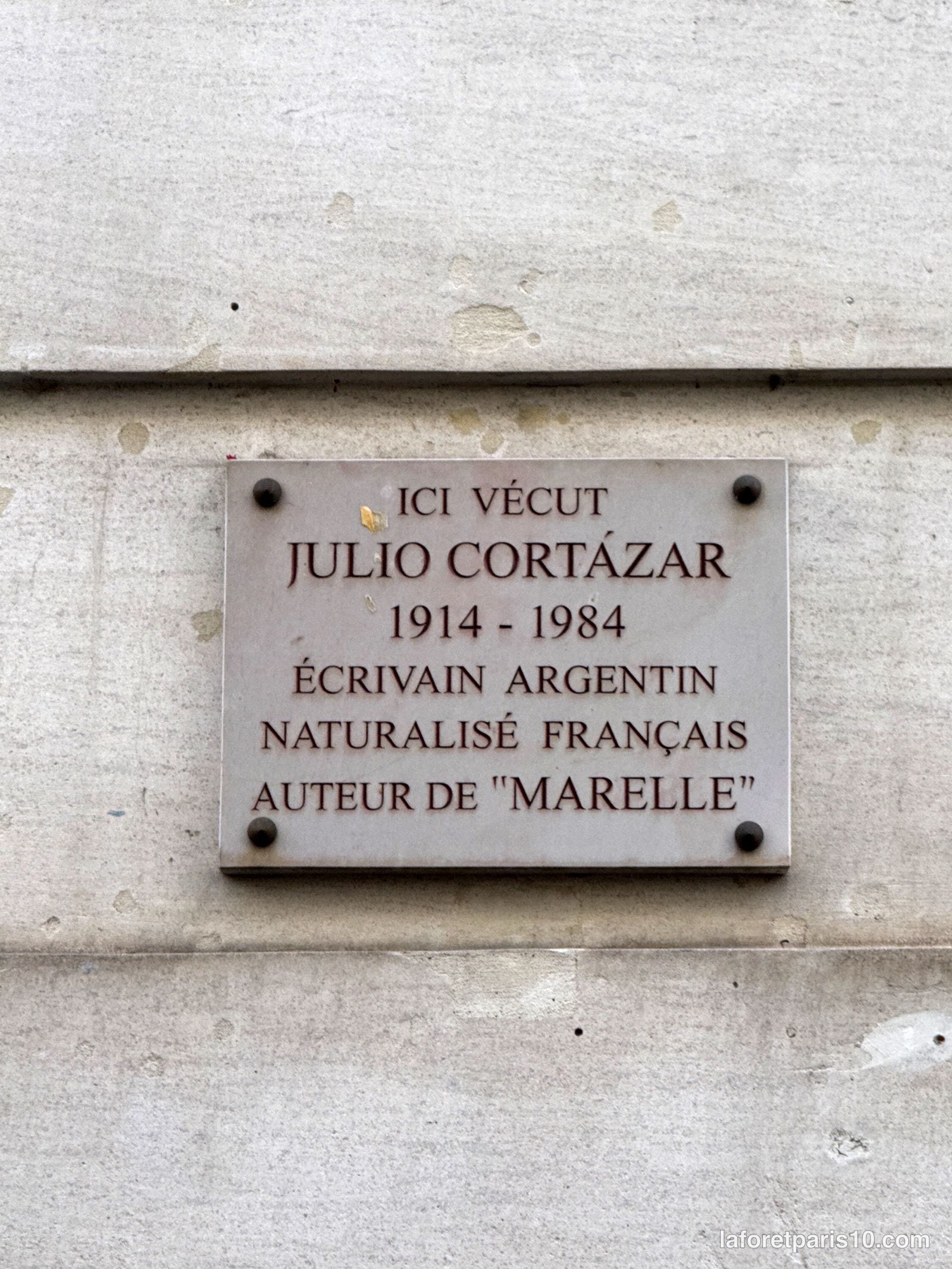 Plaque « Ici vécut Julio Cortázar » au 4 rue Martel, Paris 10e