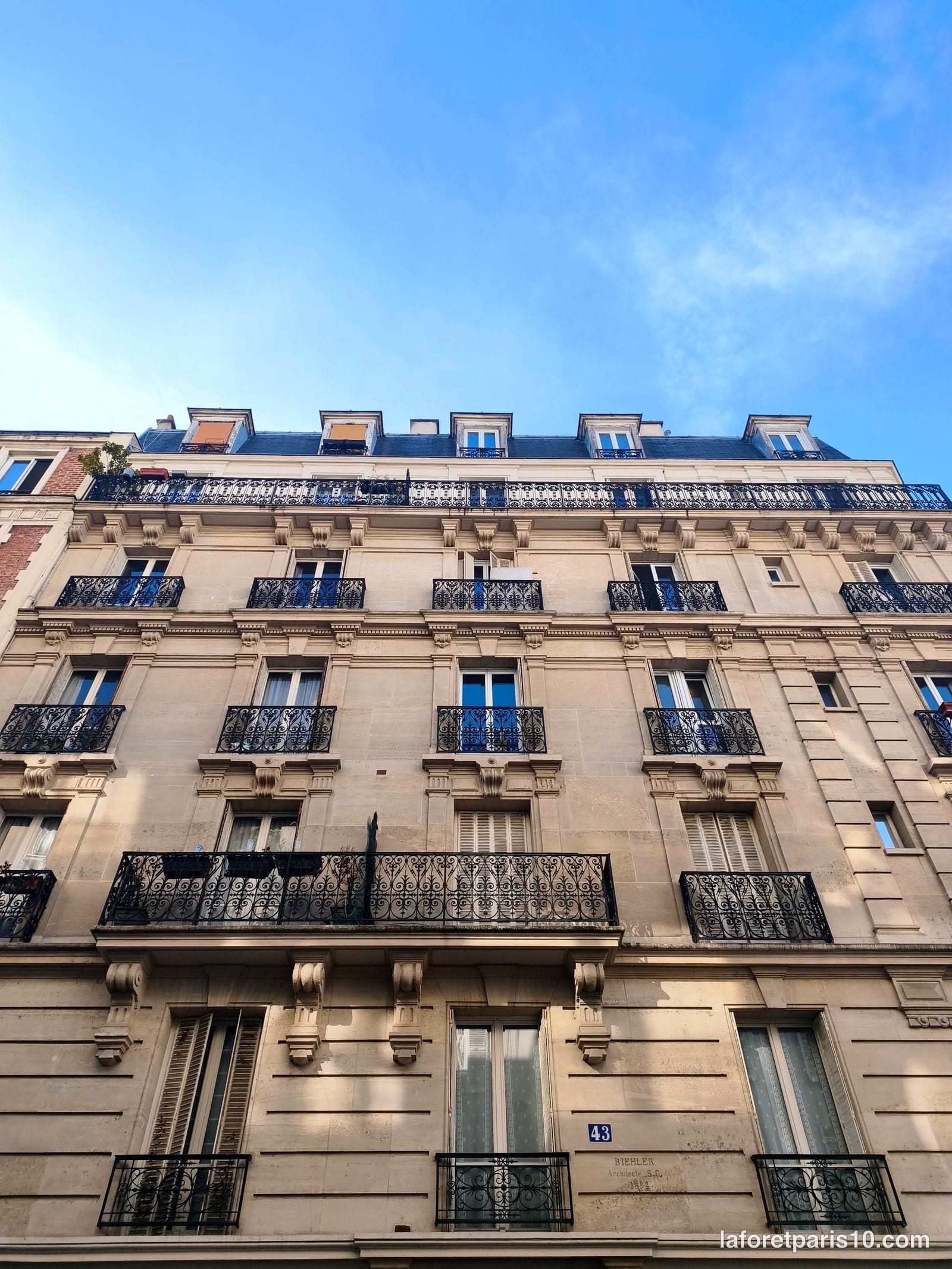 You are currently viewing 43 rue Cavendish, Paris 19e — immeuble en pierre de taille à balcons filants