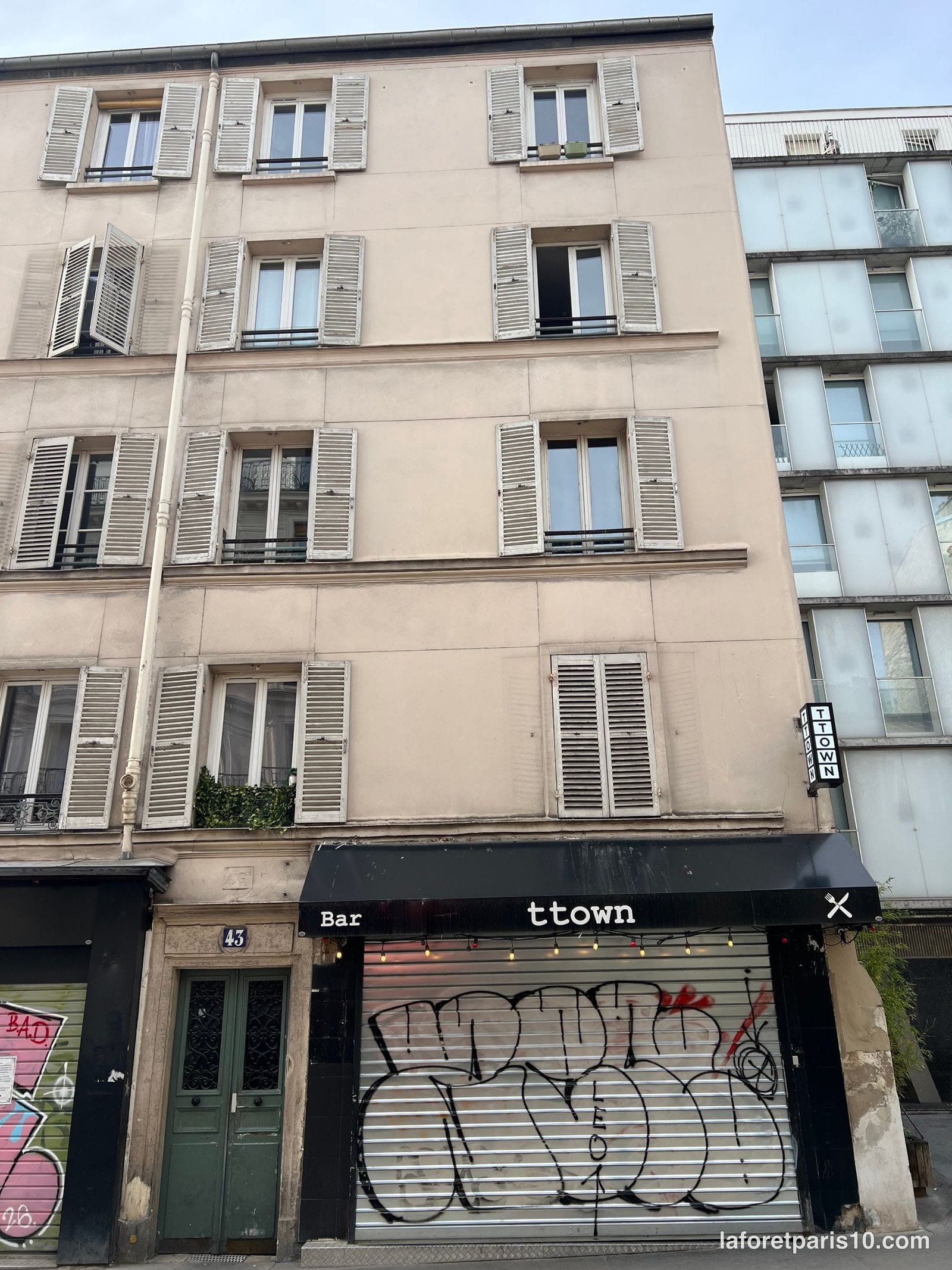 You are currently viewing 43 rue Louis Blanc, Paris 10e — immeuble à persiennes antérieur à 1800