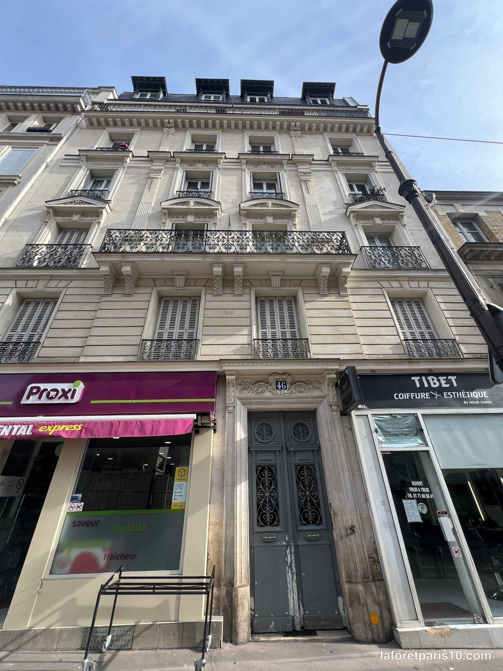 You are currently viewing 46 rue Louis Blanc, Paris 10e — immeuble de 1890 à porte cochère