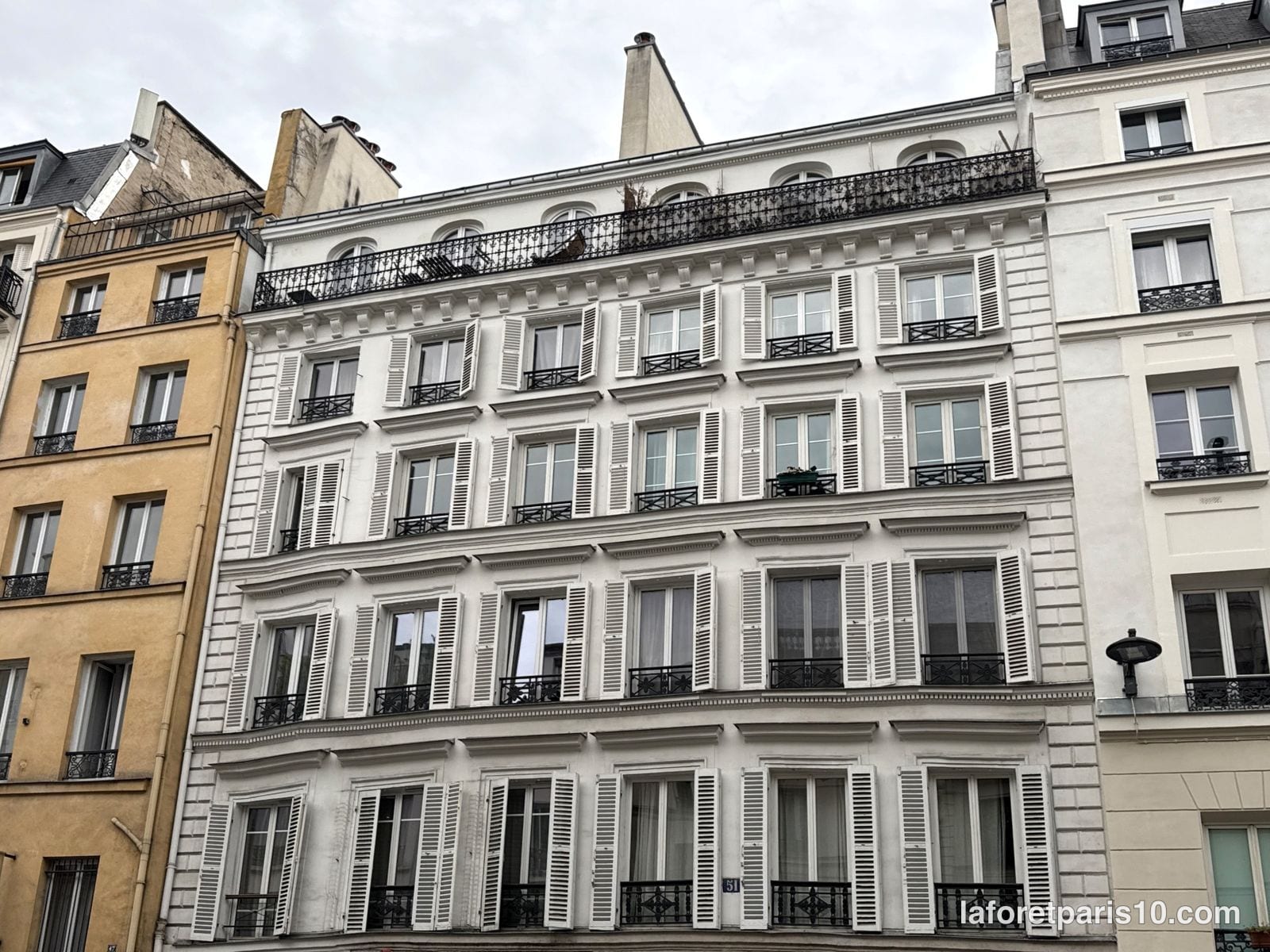 You are currently viewing 49 rue du Faubourg Saint-Martin, Paris 10e — immeuble à persiennes de la première moitié du XIXe siècle