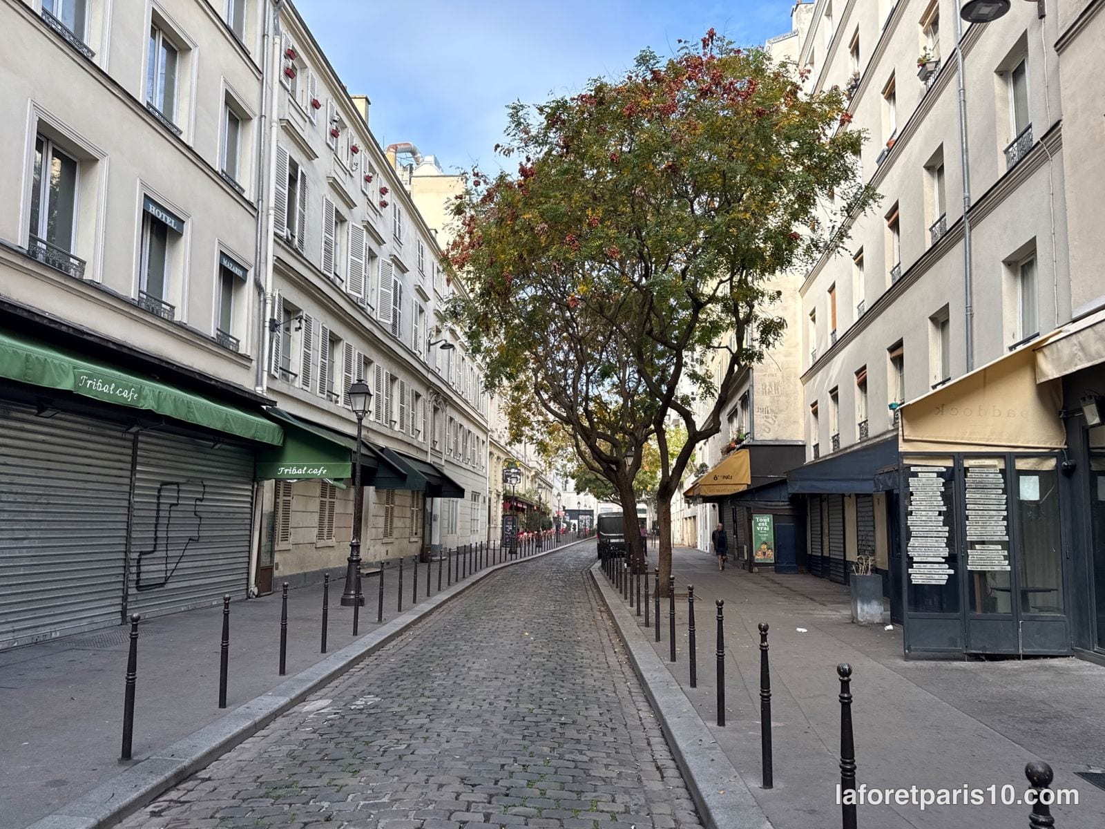 La cour des Petites-Écuries, voie piétonne pavée, Paris 10e
