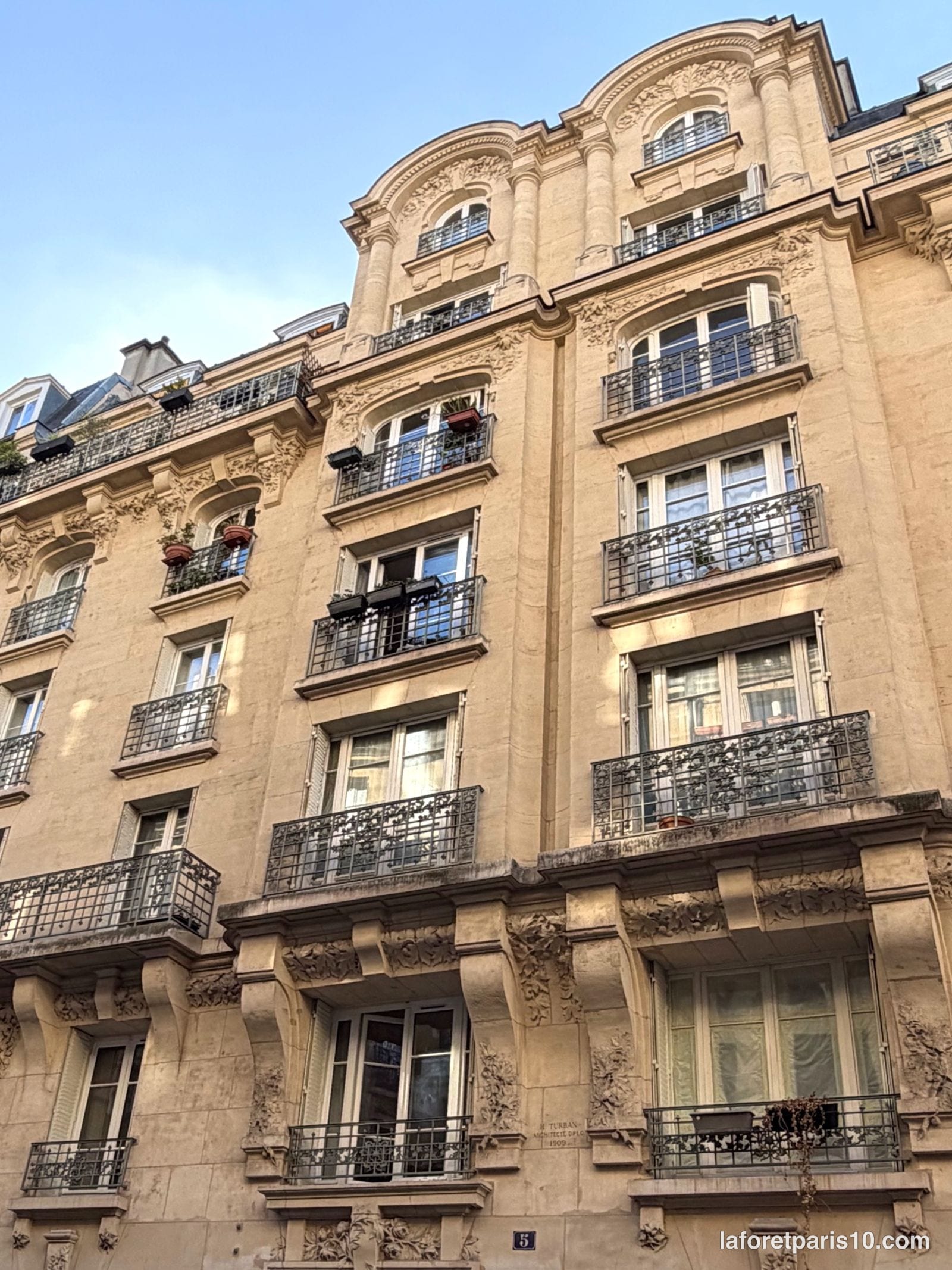 You are currently viewing 5 rue Cavendish, Paris 19e — immeuble en pierre de taille à bow-windows