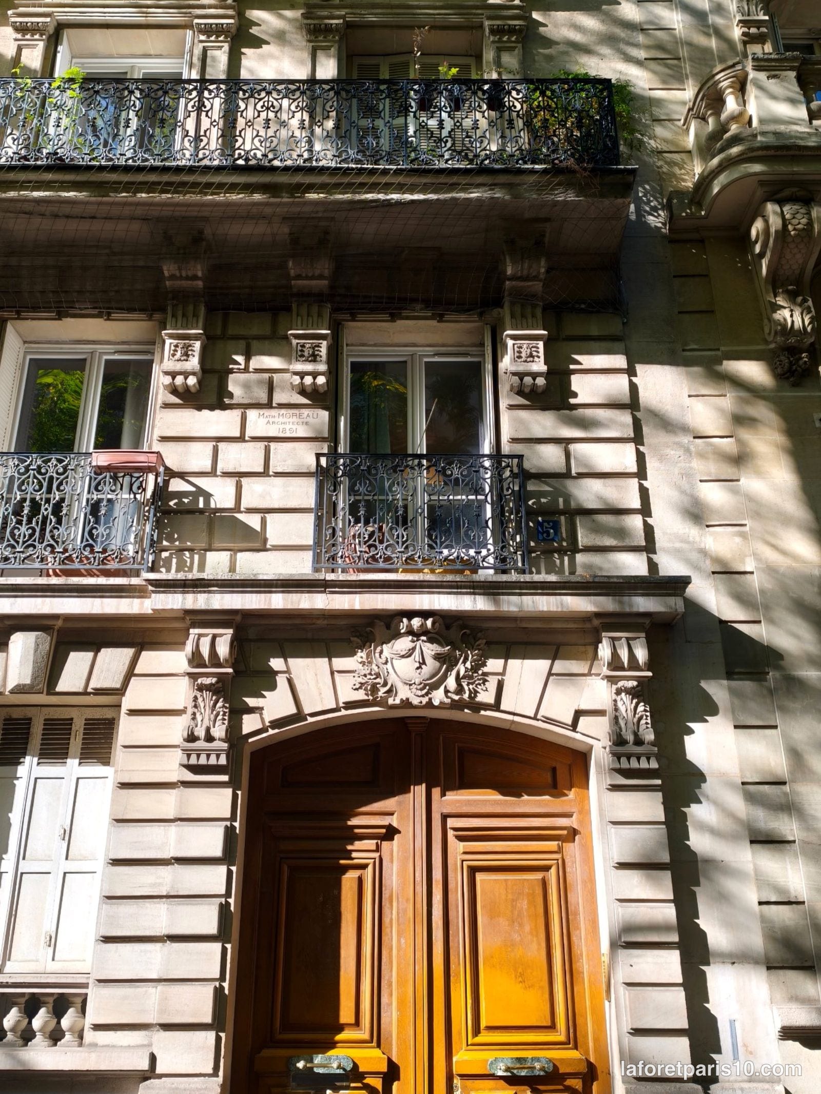You are currently viewing 5 rue Meynadier, Paris 19e — immeuble de 1891 à mascaron