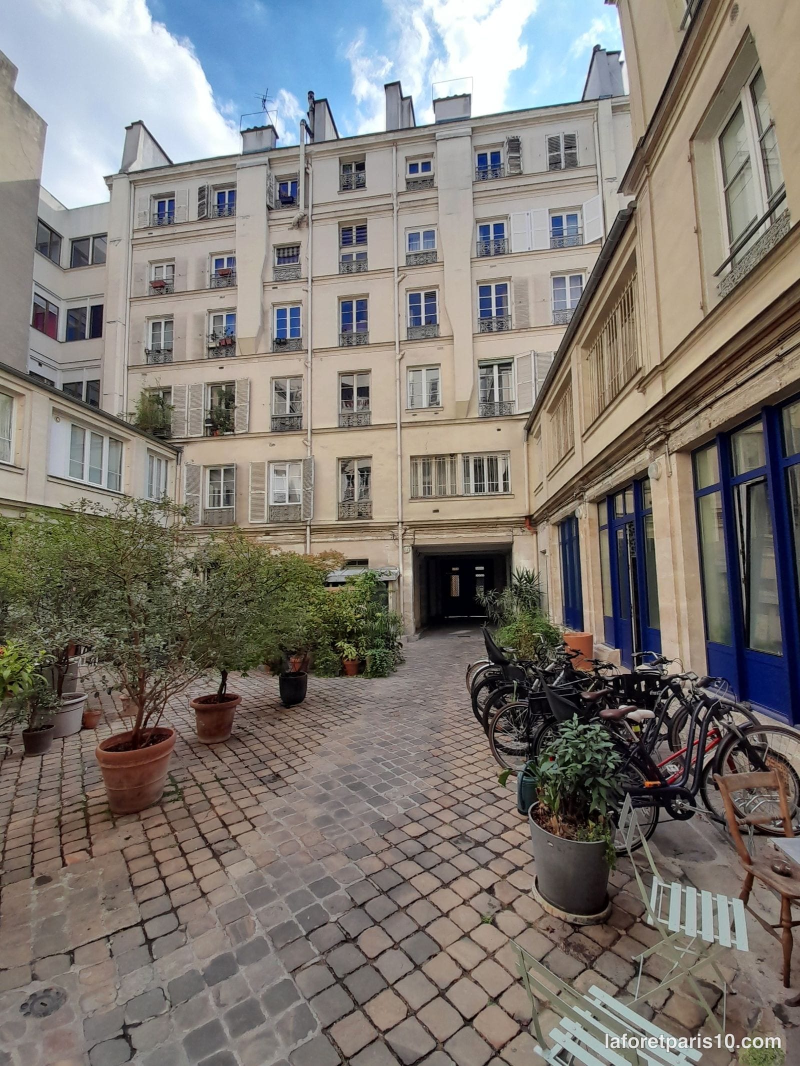 Cour du 56 rue de Paradis, Paris 10e, vers le porche du fond