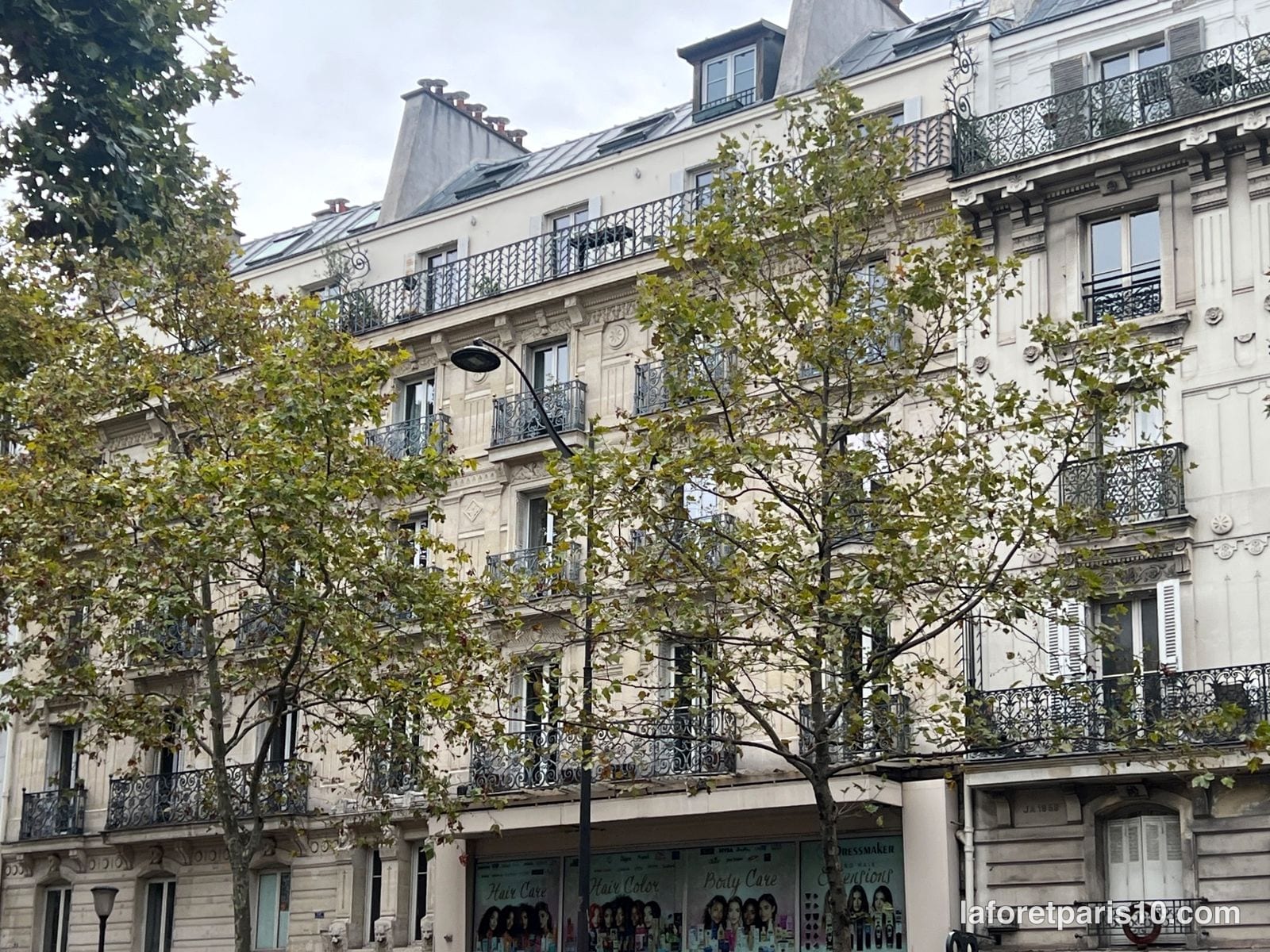 You are currently viewing 60 boulevard de Strasbourg, Paris 10e — immeuble en pierre de taille sous les platanes