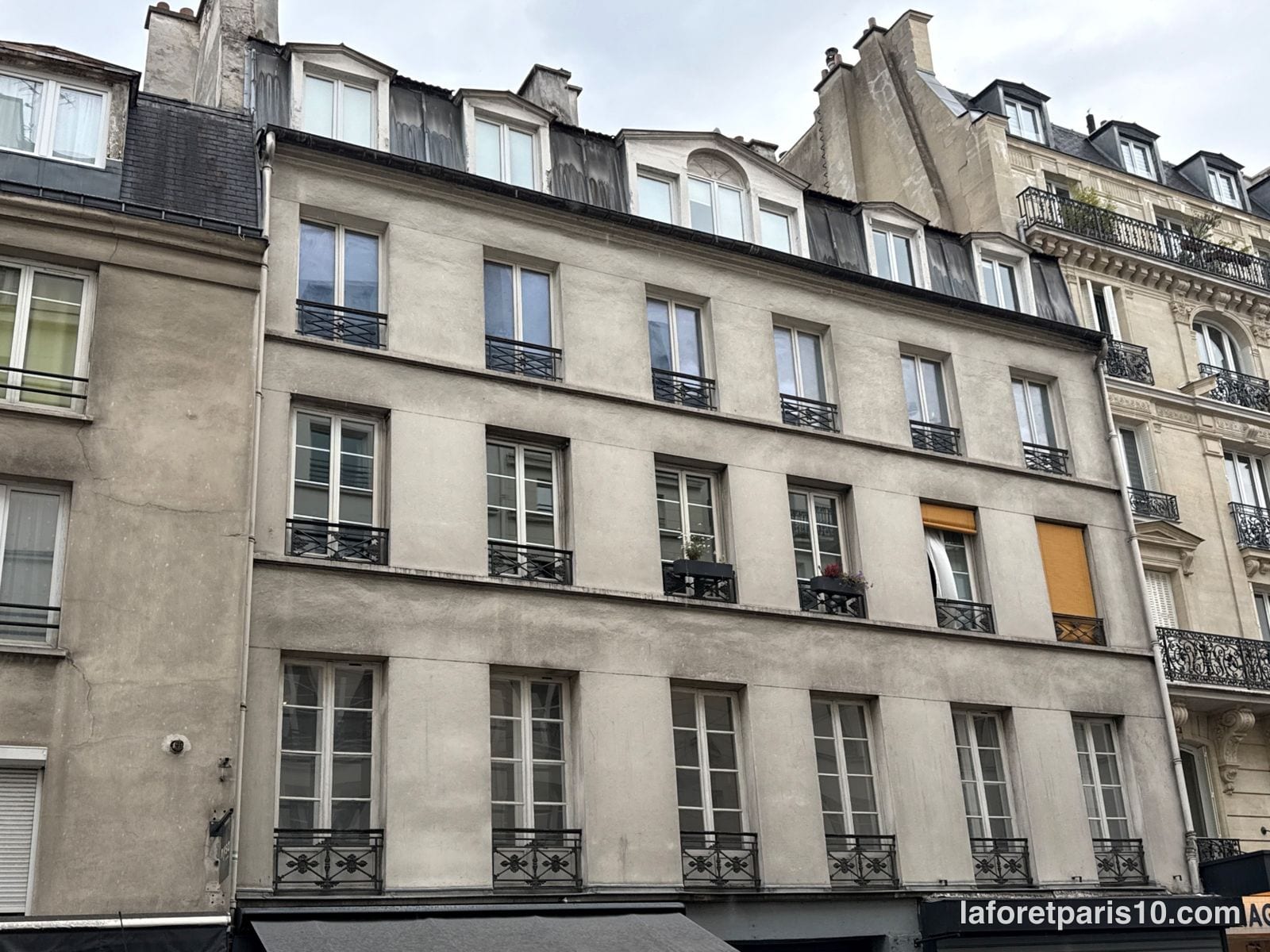 You are currently viewing 61 rue du Faubourg Saint-Denis, Paris 10e — immeuble antérieur à 1800 et sa longue cour pavée