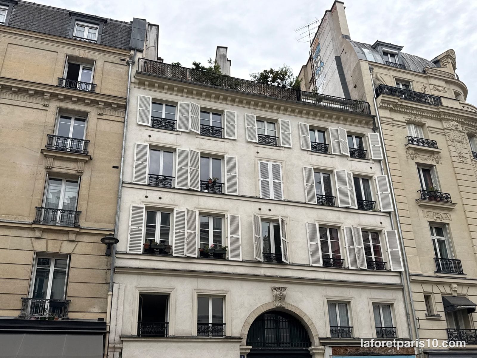 You are currently viewing 61 rue du Faubourg Saint-Martin, Paris 10e — immeuble à porte cochère, vers la rue du Château-d&rsquo;Eau