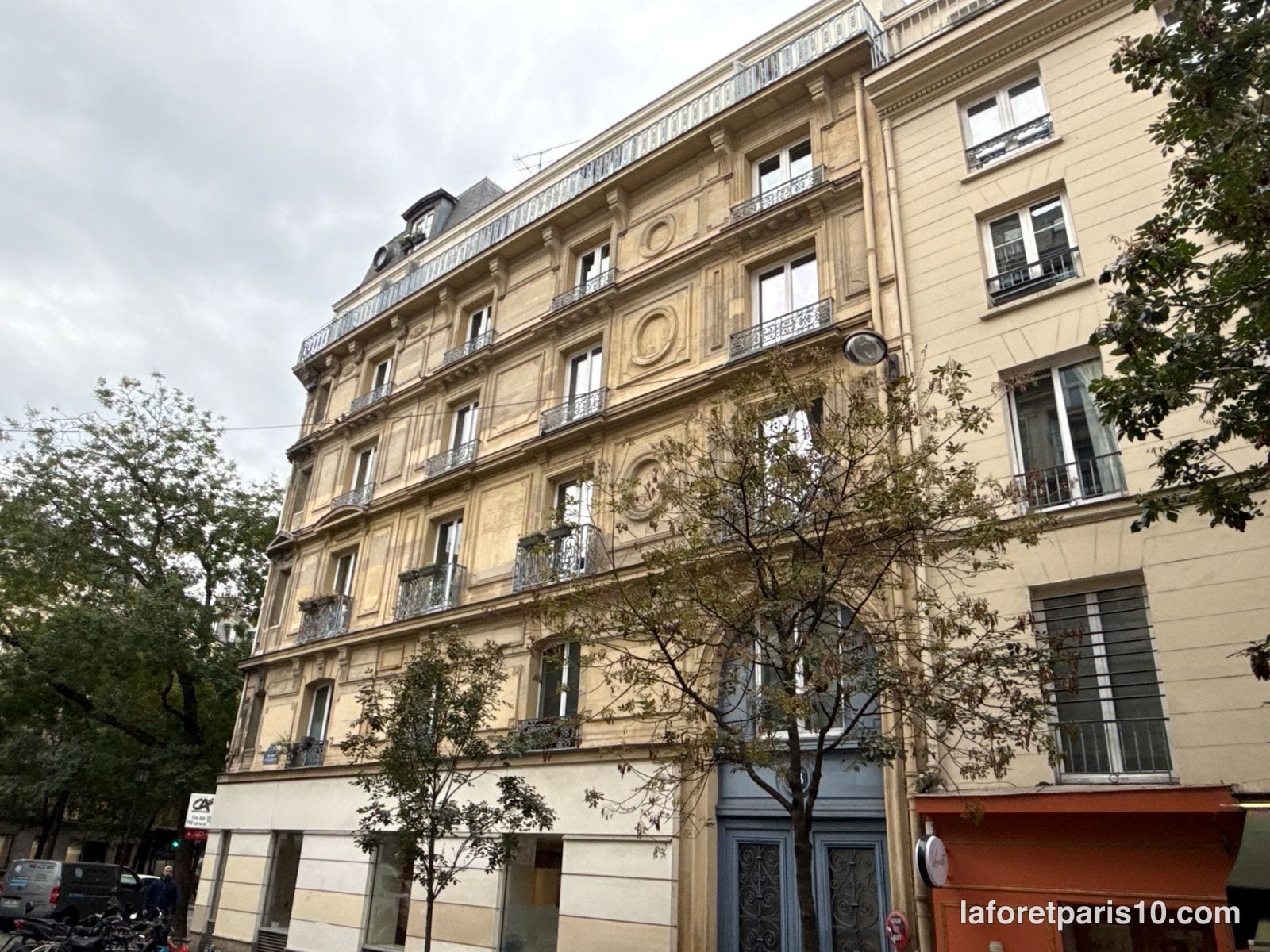 You are currently viewing 63 rue des Vinaigriers, Paris 10e — immeuble à médaillons sculptés, à l&rsquo;angle du faubourg Saint-Martin