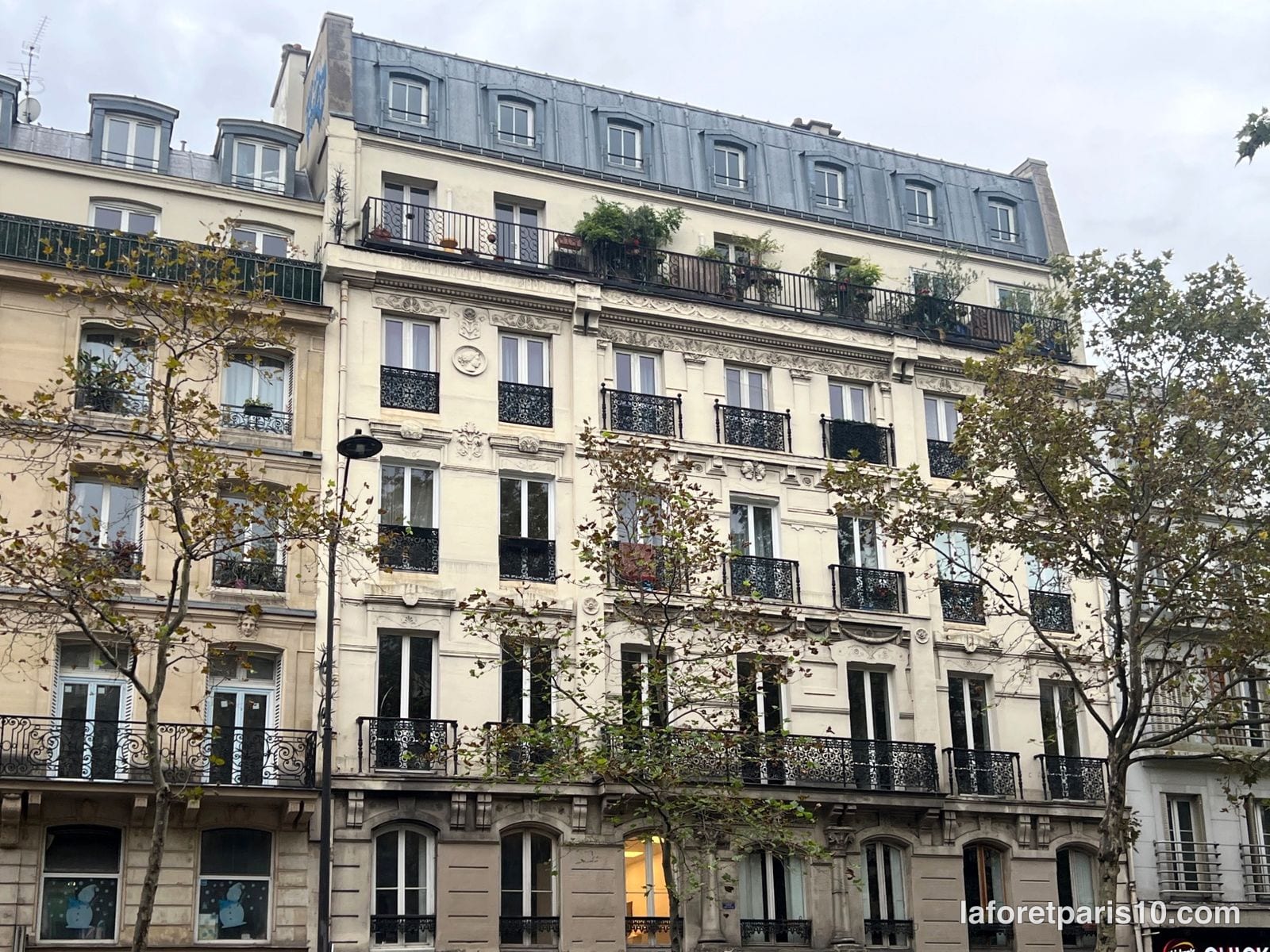 You are currently viewing 64 boulevard de Strasbourg, Paris 10e — immeuble post-haussmannien à balcons filants