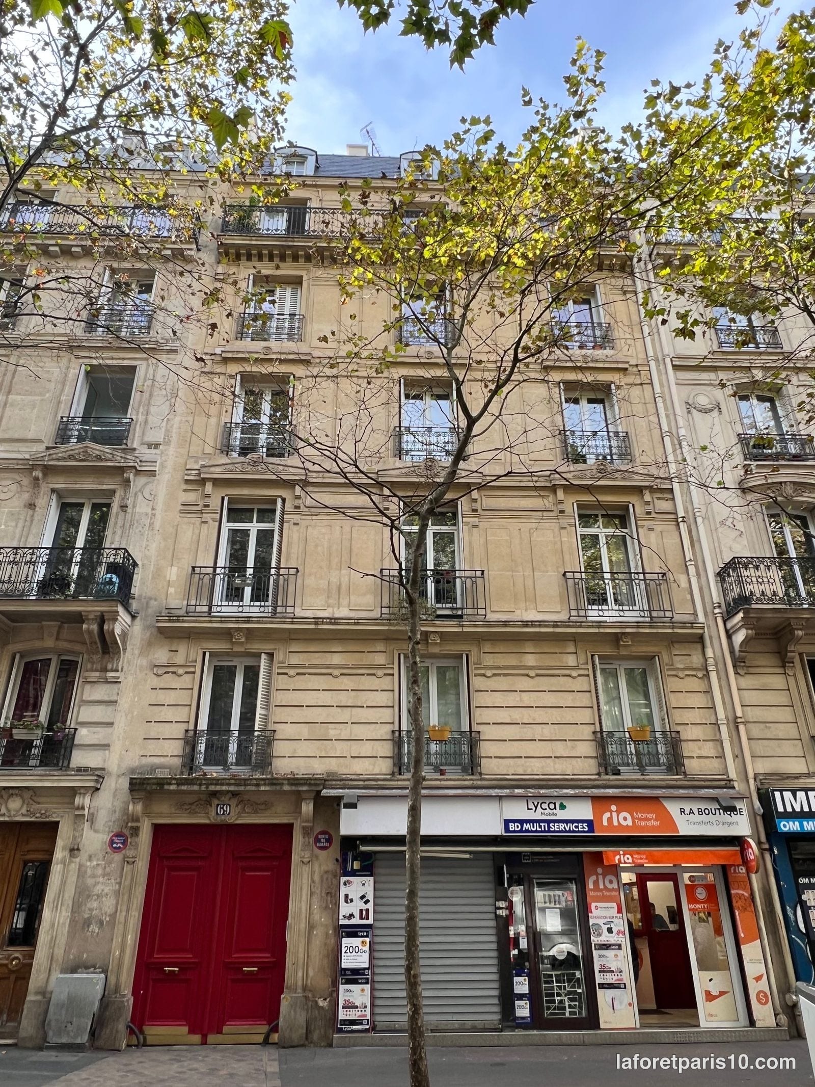 You are currently viewing 69 rue Louis Blanc, Paris 10e — immeuble de 1880 à porte cochère rouge