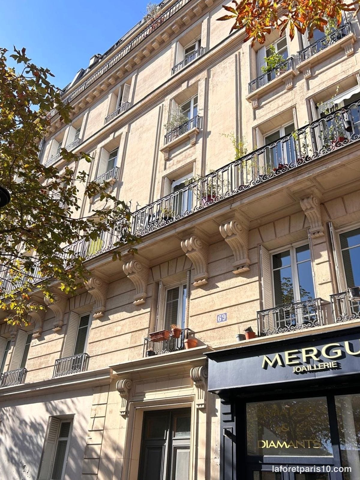 You are currently viewing 69 rue Manin, Paris 19e — immeuble en pierre de taille à consoles en volutes