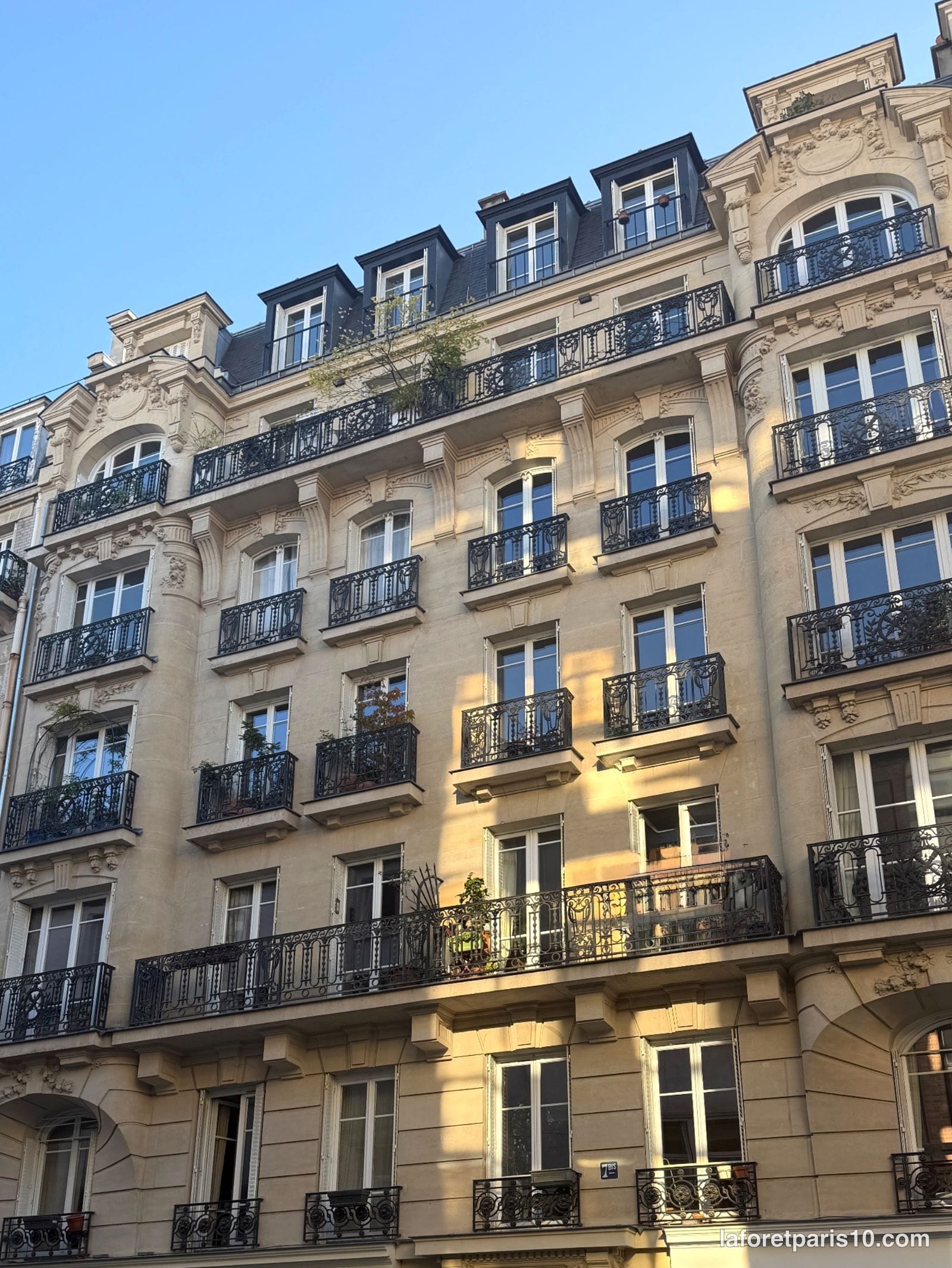 You are currently viewing 7 bis rue Alexandre Parodi, Paris 10e — immeuble post-haussmannien à balcons filants