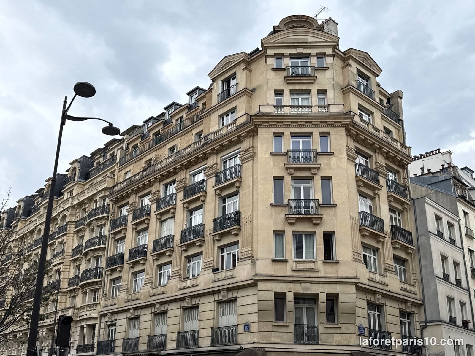 You are currently viewing 7 rue de Metz, Paris 10e — grand immeuble d&rsquo;angle en pierre de taille