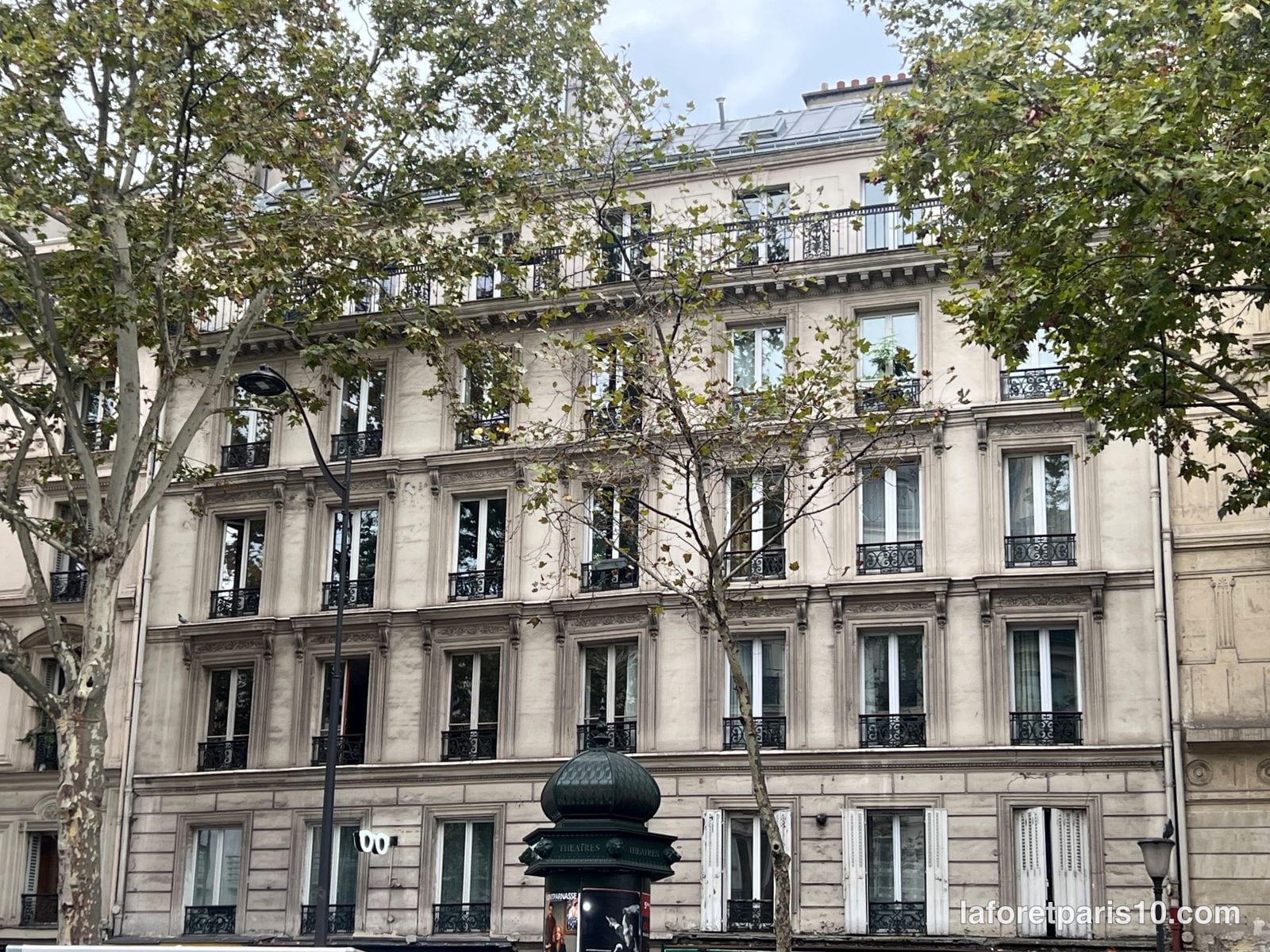 You are currently viewing 73 boulevard de Strasbourg, Paris 10e — immeuble en pierre de taille à frontons