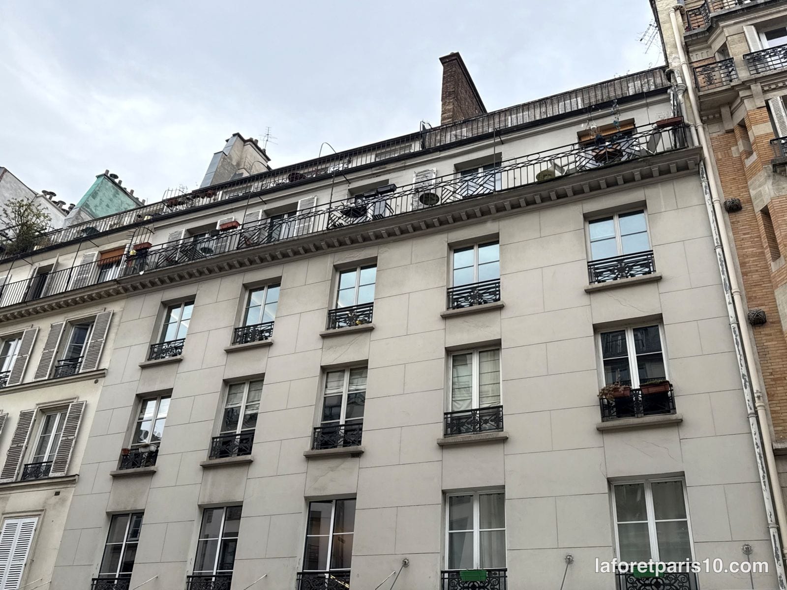 You are currently viewing 76 rue du Faubourg Saint-Denis, Paris 10e — immeuble à balcon filant planté