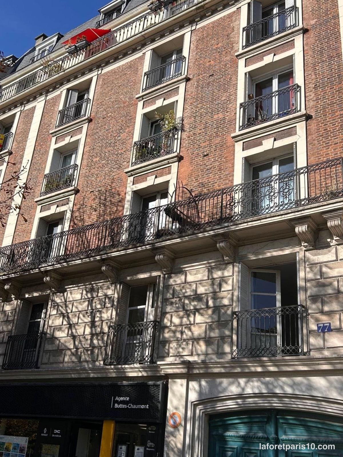 You are currently viewing 77 rue Manin, Paris 19e — immeuble de brique rouge et pierre