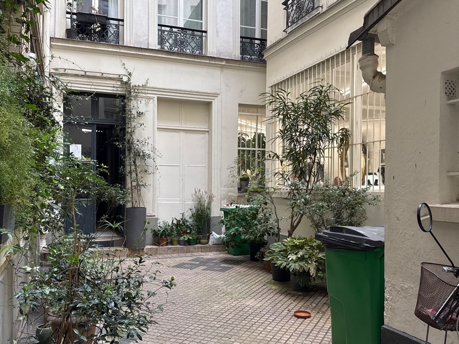 Cour intérieure végétalisée d un immeuble ancien en copropriété, Paris 10e